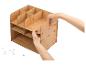 Persoon monteert een licht houten bureau-organizer met meerdere vakken.