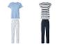 Deux ensembles de pyjamas : un bleu clair uni avec un pantalon rayé, et un rayé marine avec un pantalon marine.
