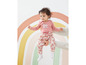 Un bébé en vêtements roses à motif de cœurs.