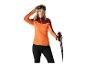 Vrouw in oranje en bordeaux ski-uitrusting, met skibril en skistokken.