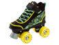 Zwarte rol schaatsen met gele wielen en groene details.