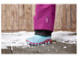 Blauwe winterlaarzen met roze accenten op een houten vloer met sneeuw.