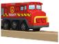 Locomotive de jouet rouge sur le thème des pompiers sur des rails en bois.