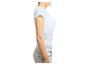 Femme en t-shirt blanc et jean clair, vue de côté