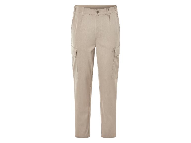 Pantalon cargo beige avec de grandes poches.