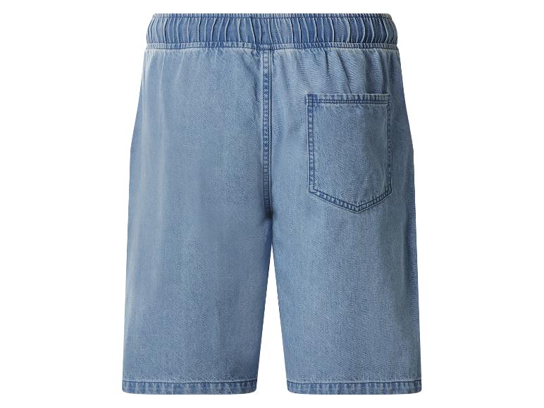 Short en jean bleu clair avec taille élastique et une poche arrière.