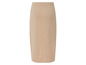Een beige, lange rok.