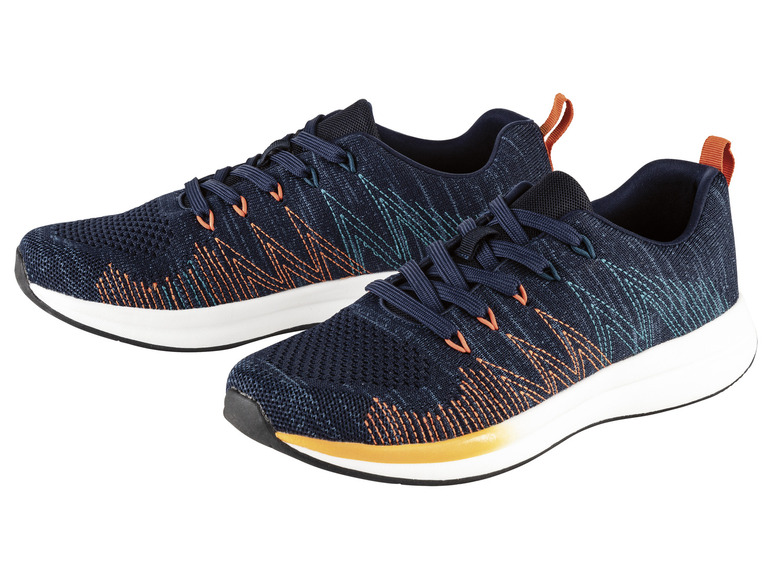 Deux paires de baskets bleues avec des détails orange et verts.