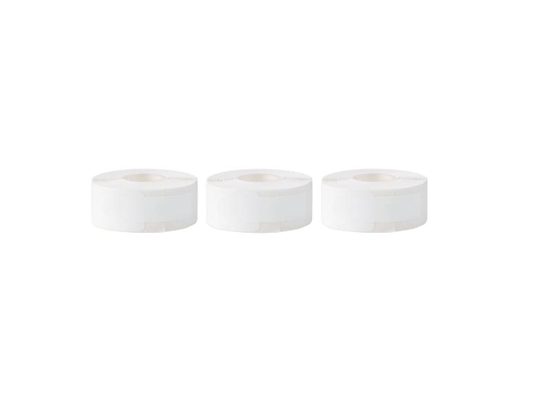Trois rouleaux de ruban adhésif blanc.