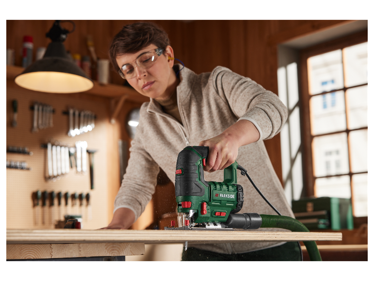 Een vrouw gebruikt een Parkside decoupeerzaag in haar werkplaats.