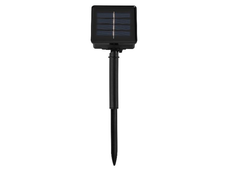 Panneau solaire noir avec piquet de terre pour éclairage extérieur.