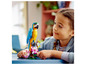 Un enfant construit un perroquet LEGO.