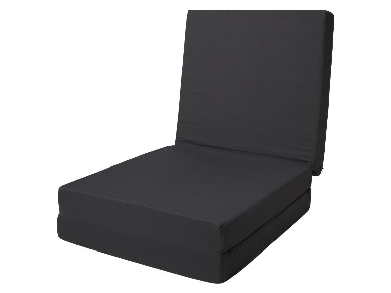 Matelas pliable gris foncé pouvant servir de siège ou de lit