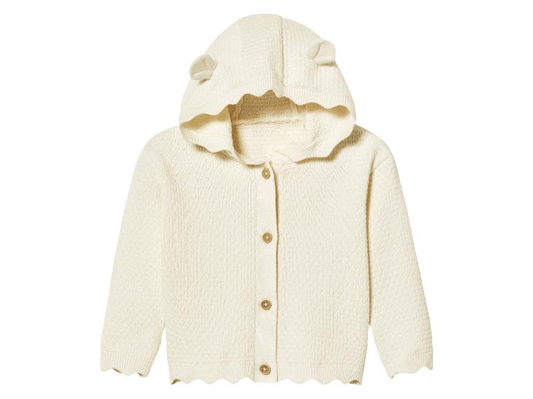 Een wit gebreid vestje met capuchon voor baby's