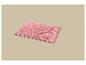 Un tapis de bain rose texturé sur un fond beige.