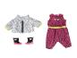 Vêtements de poupée BABY born : veste argentée, combinaison rose à texte et bottes noires.
