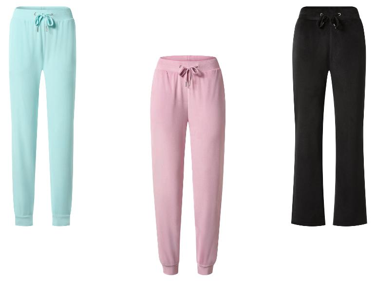 Drie dames joggingbroeken: één lichtblauw, één roze en één zwart.