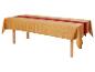 Gouden tafelkleed met een rode tafelloper op een houten tafel.