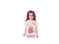 Lachend meisje in een Barbie T-shirt en shorts met luipaardprint.