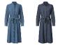 Deux robes longues en jean à manches longues : une bleu clair à volants et une bleu foncé à poches.