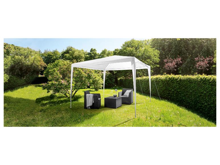 Witte tuinpaviljoen met synthetisch rotan tuinmeubilair.
