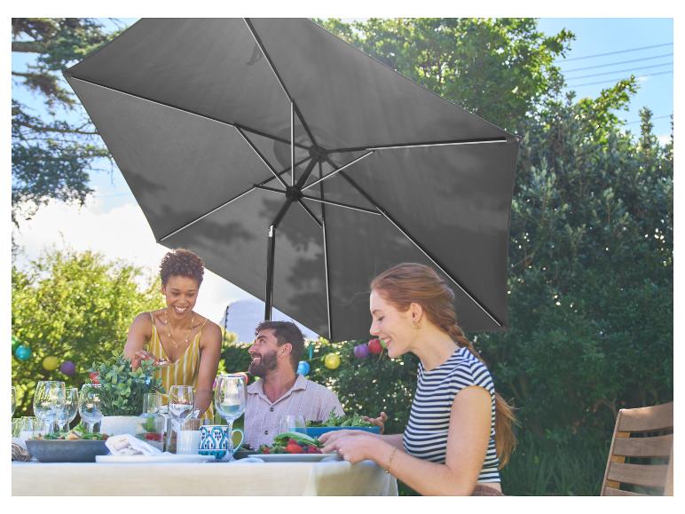 Tuinparasol en vrienden die buiten eten.