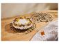 Cheesecake met chocolade-eieren, noten en bloemen op een houten plank.