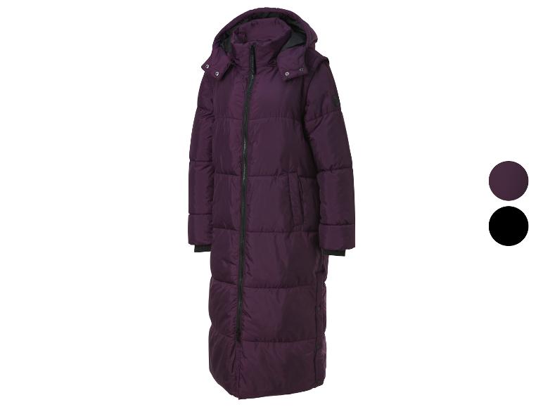Un long manteau rembourré à capuche de couleur violette de la marque