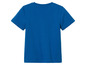 Un t-shirt bleu à manches courtes.