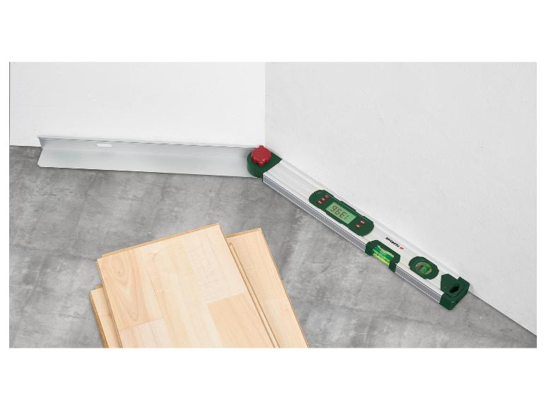 Een digitale waterpas van Parkside met een waterpas en houten vloerdelen.