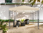 Une tonnelle beige avec deux chaises et une table basse dans un jardin.