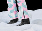 Zwarte ski-laarzen van Nitro met roze en blauwe ski-broek.