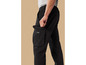 Pantalon cargo noir avec une grande poche.