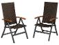 Twee bruine opvouwbare tuinstoelen van wicker met houten armleuningen.
