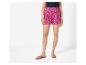 Roze shorts met bloemenprint en slippers: zomerkleding.