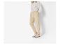Femme portant un sweat-shirt beige et un pantalon de jogging beige sur fond blanc.