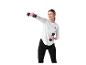 Vrouw in wit shirt en zwarte legging oefent met CRIVIT-halters