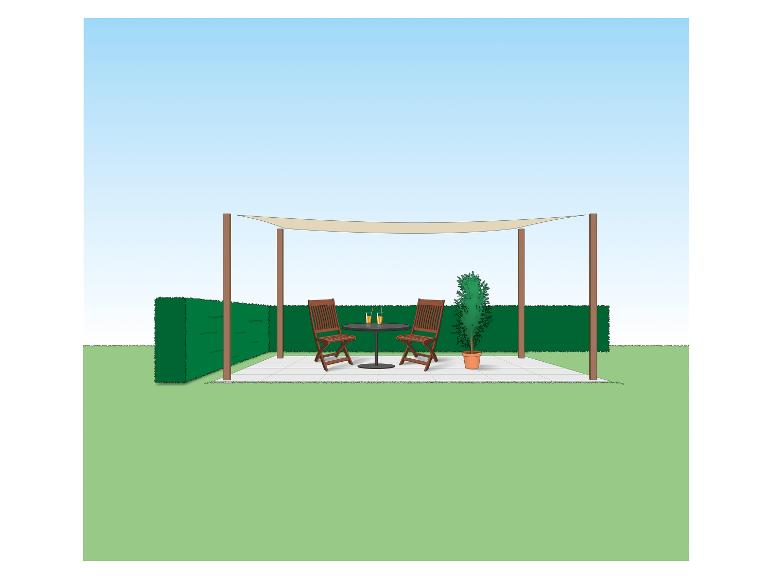 Een terras met een tafel, twee stoelen, een potplant en een schaduwdoek, omringd door een heg.