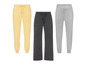 Trois pantalons de survêtement de différentes couleurs.