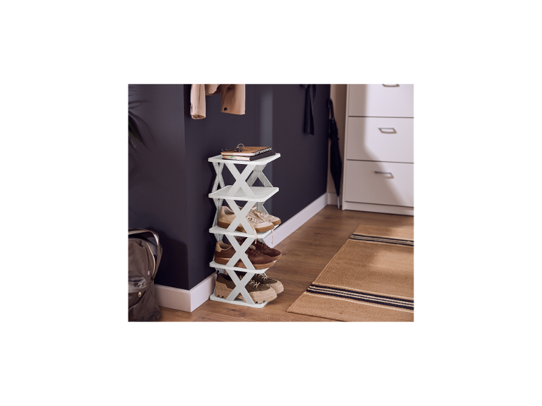 Étagère à chaussures empilable LIVARNO home dans une entrée.