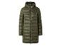Longue doudoune vert olive pour femme sur fond blanc