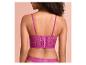 Une femme porte un soutien-gorge et une culotte en dentelle rose.
