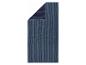 Blauwe en donkerblauwe gestreepte badhanddoek