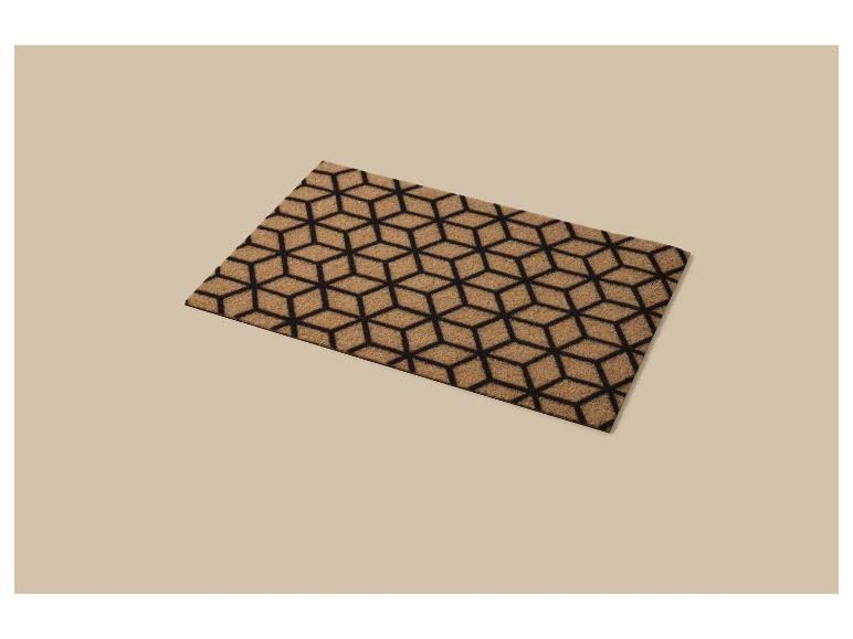 Paillasson avec motif géométrique de cubes dans des tons marron et noir.