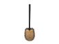 Brosse de toilette dorée avec manche noir.