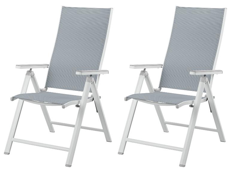 Deux chaises de jardin pliantes grises avec cadre blanc.