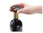 Een hand opent een fles rode wijn met een zwarte dopopener.