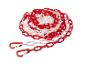 Rood-witte plastic ketting met twee rode karabijnhaken, opgerold op een witte achtergrond.