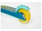 Blauwe en gele step met reflector op het achterwiel.