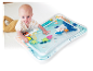 Bébé jouant avec un tapis d'éveil aquatique aux motifs marins.